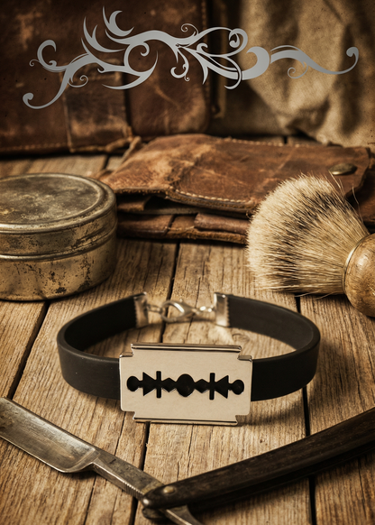 Schwarzes Armband mit Rasierklingen-Element aus Metall auf rustikalem Holztisch neben Rasiermesser und Rasierpinsel.