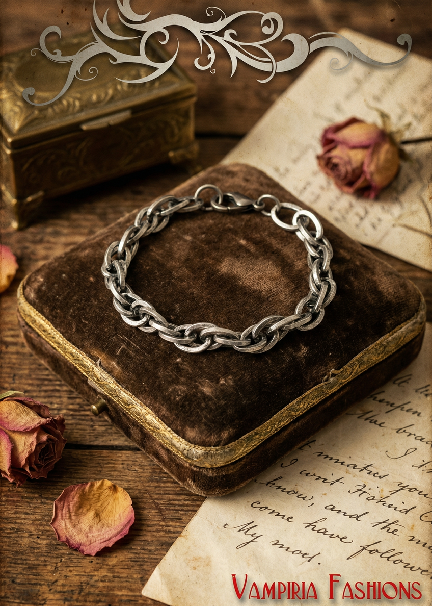 Heavy Metal Armkette mit großen Metallgliedern auf braunem Kissen im Vintage-Setting