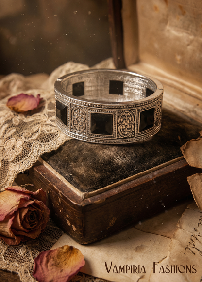 Gothic Armspange mit Ornamentmuster und schwarzen Schmucksteinen auf Schmuckkästchen