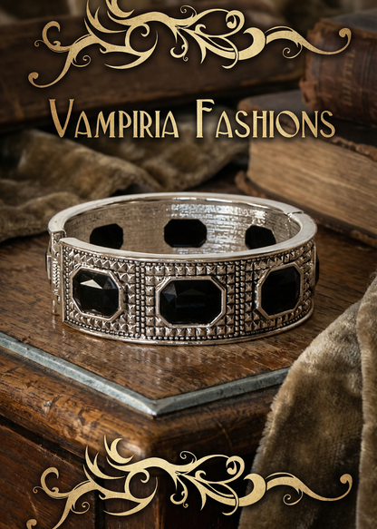 Gothic Armspange mit schwarzen Steinen auf dekorativer Vintage-Szenerie mit Stoff und Rosen