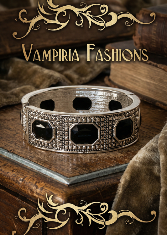 Gothic Armspange mit schwarzen Steinen auf dekorativer Vintage-Szenerie mit Stoff und Rosen