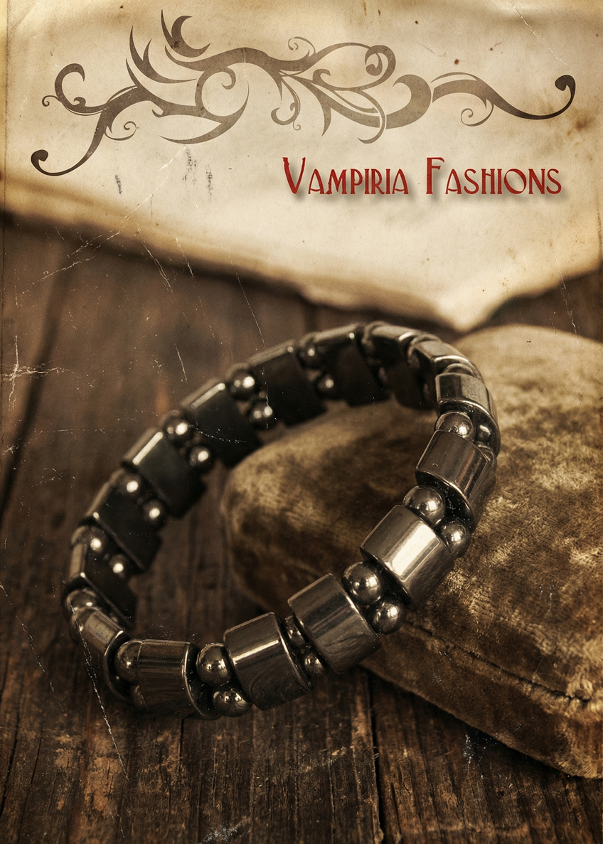 Hämatit Armband aus dunklen Steinsegmenten auf Stoffkissen in Vintage-Szene