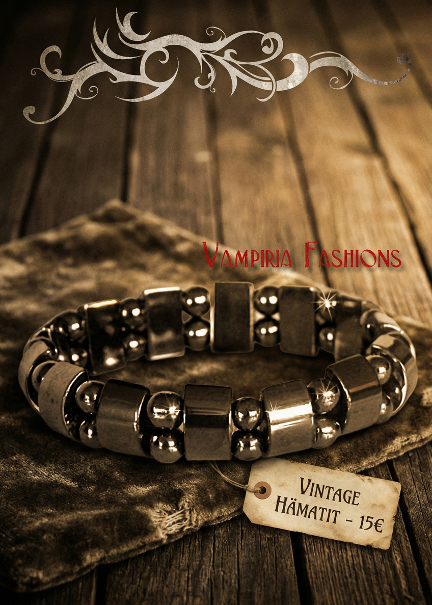 Hämatit Blutstein Armband mit rechteckigen und runden dunklen Steinen auf Holzuntergrund