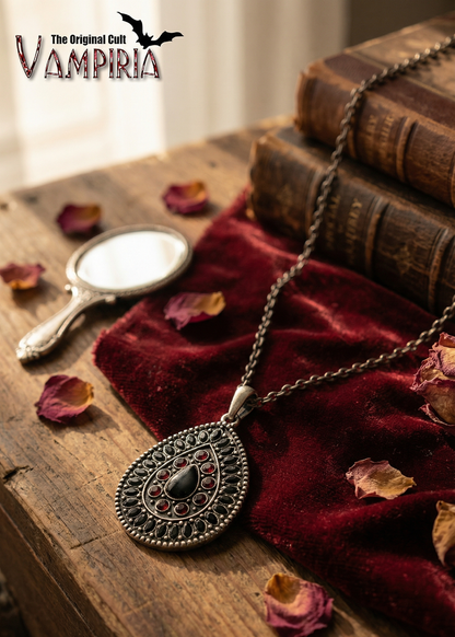 Gothic Halskette mit ornamentiertem Anhänger auf rotem Samtstoff mit Rosenblättern
