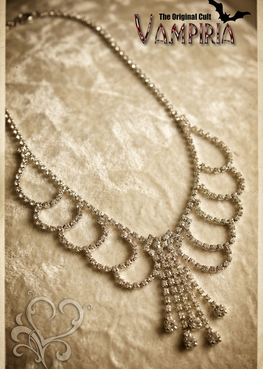 Collier mit böhmischen Strasssteinen in geschwungenem Design auf hellem Stoffhintergrund