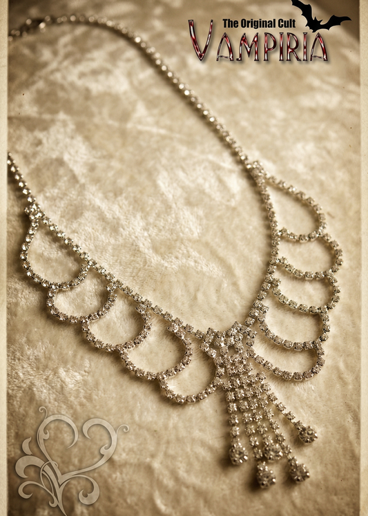 Collier mit böhmischen Strasssteinen in geschwungenem Design auf hellem Stoffhintergrund