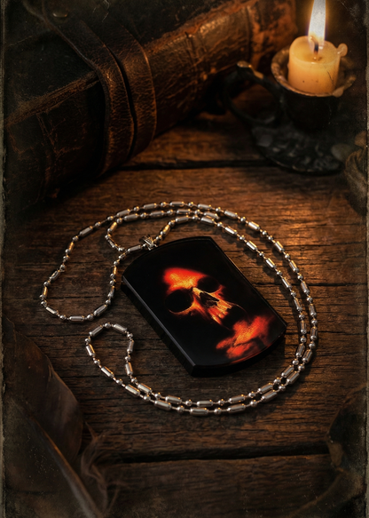 Halskette mit rechteckigem 3D-Totenkopf-Amulett auf Holztisch mit Kerze.
