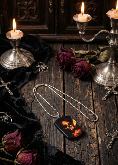 Skull-Amulett Halskette auf Tisch mit Kerzen, Rosen und dunkler Dekoration.