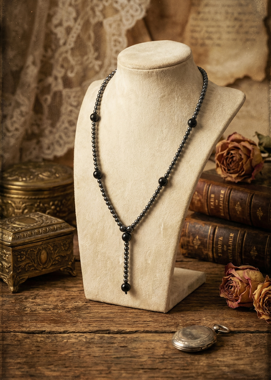 Hämatit Blutstein Collier mit Y-Form auf hellem Schmuckständer im Vintage-Arrangement
