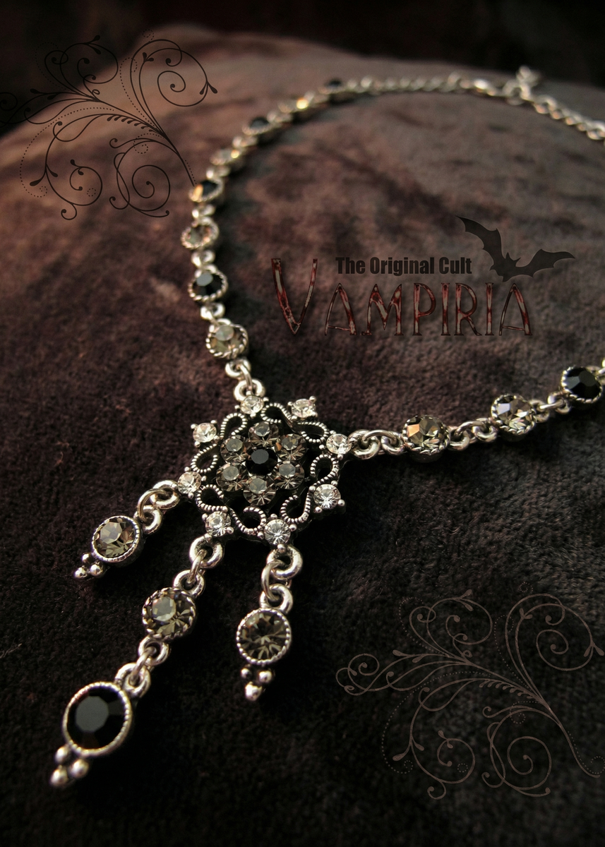 Detailaufnahme eines dunklen Boho Gothic Colliers mit Strasssteinen und filigranem Anhänger.