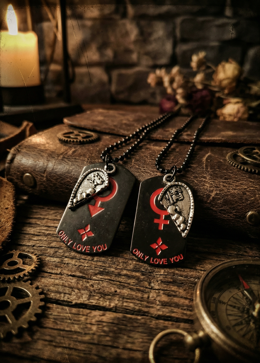 Zwei schwarze Partnerketten mit Dogtag-Anhängern und Totenkopf-Charms auf einem alten Buch, rote Symbole und Schriftzug „ONLY LOVE YOU“, dekoriert mit Kerze und Kompass.