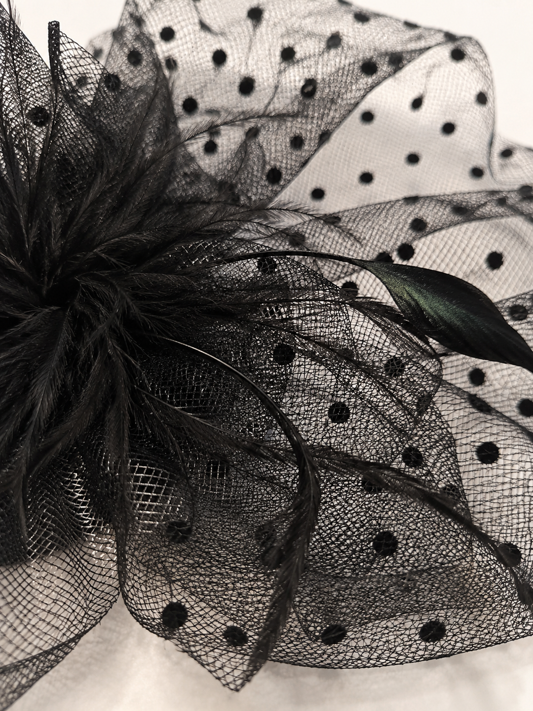 Fascinator mit Polka Dot Schleier